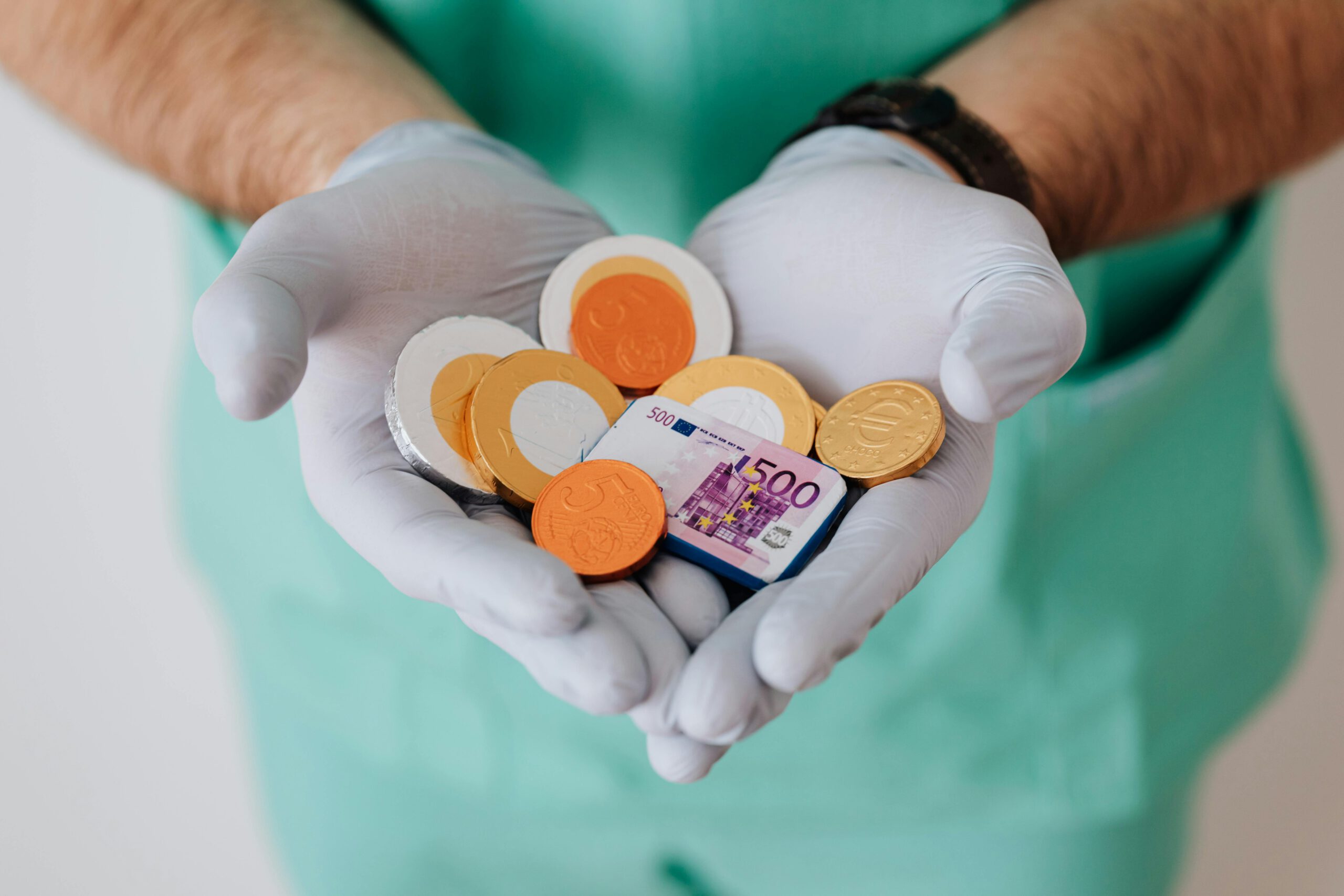 Medicijnen en eurobiljetten als symbool voor aftrekbare zorgkosten in Nederland
