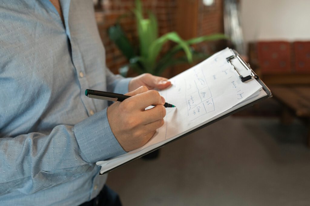 Illustratie van een checklist en documenten – Fiscale APK belastingcheck voor ondernemers