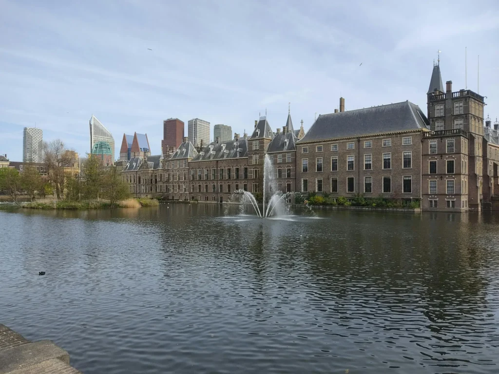 Binnenhof in Den Haag met Hofvijver en fontein – symbool van Prinsjesdag 2025